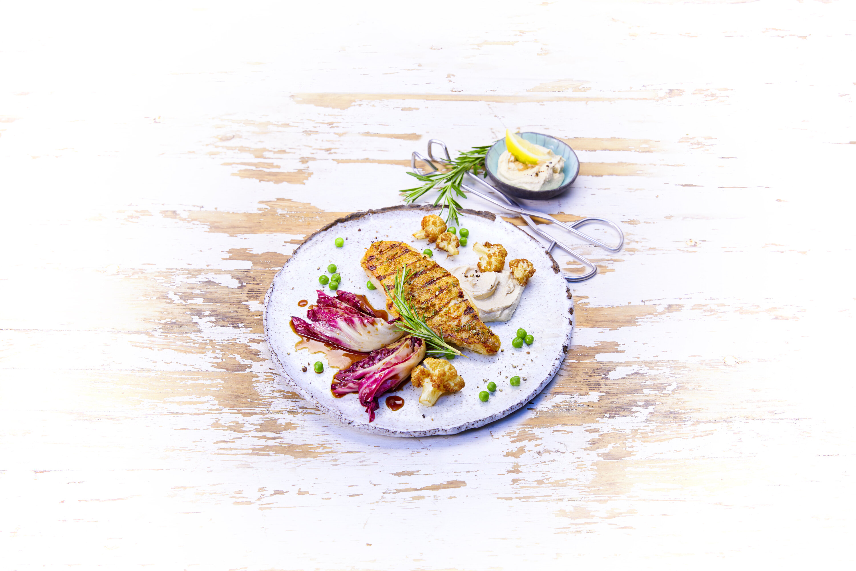 Gegrillter Alaska Rotbarsch mit frittiertem Blumenkohl, karamellisiertem Radicchio, Erbsen und Tahinijoghurt