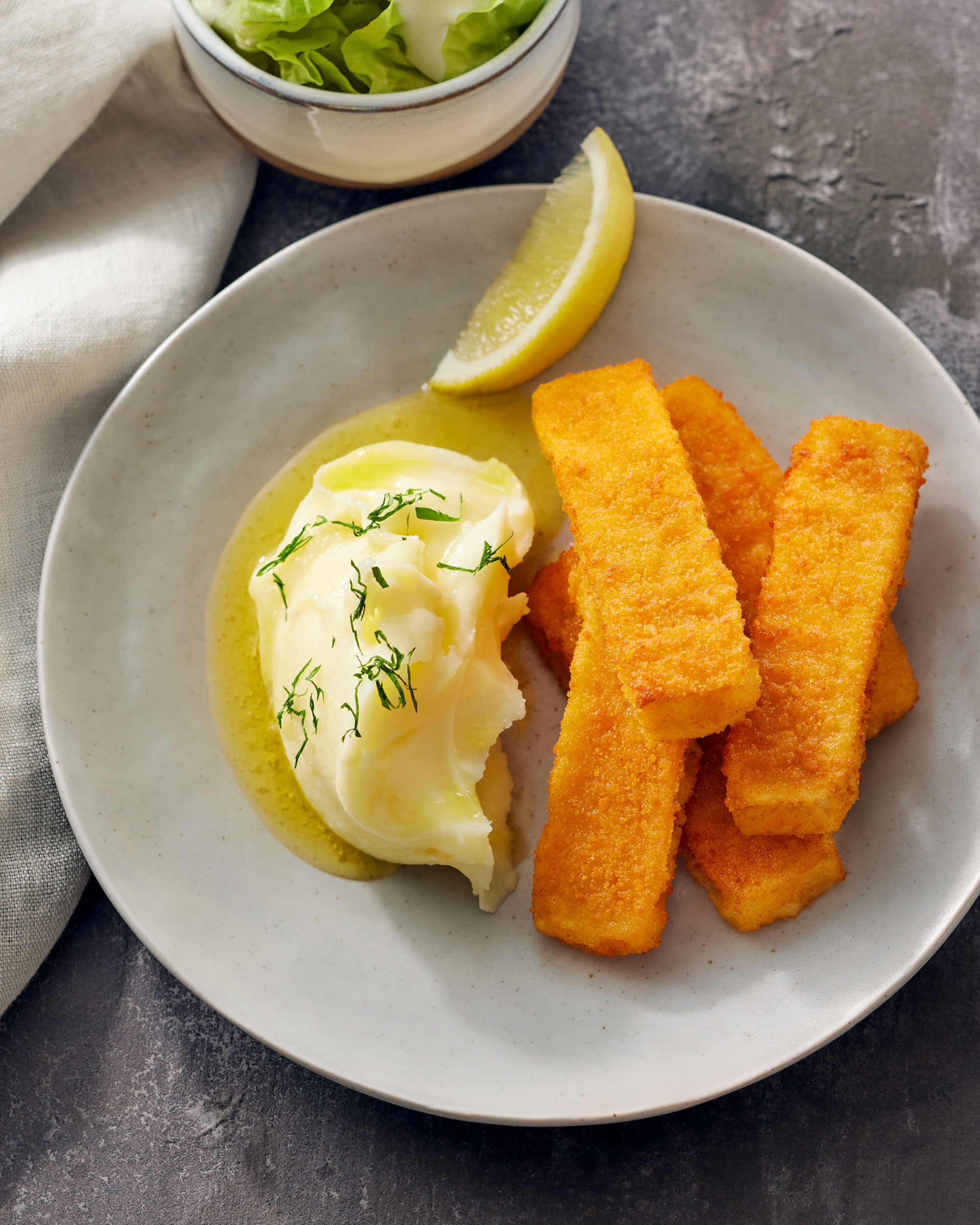 Fischstäbchen klassisch mit Kartoffelpüree und Kopfsalat in Sahne